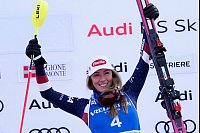 Fabelrekord beim Ski-Weltcup in Sestriere: Die US-Amerikanerin Mikaela Shiffrin feiert nach ihrem Sieg im Slalom der Damen . Es ist ihr 100. Weltcup-Sieg. - © Piermarco Tacca/AP/dpa