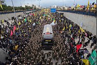 Die Särge des ehemaligen Hisbollah-Führers Nasrallah und des Hisbollah-Funktionärs Safi al-Din werden zu einer Beerdigungszeremonie durch Beirut gefahren. - © Hassan Ammar/AP/dpa