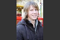 Fast schon Flirt-Profis: Julia Redecker (links) und Angelika Duflat (rechts) zeigen die Urkunden, die sie von den Kursusleiterinnen Anke Bizimis (hinten, links) und Jasmin Meier bekommen haben.Foto: bockwinkel