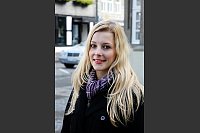 Fast schon Flirt-Profis: Julia Redecker (links) und Angelika Duflat (rechts) zeigen die Urkunden, die sie von den Kursusleiterinnen Anke Bizimis (hinten, links) und Jasmin Meier bekommen haben.Foto: bockwinkel