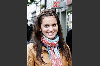 Fast schon Flirt-Profis: Julia Redecker (links) und Angelika Duflat (rechts) zeigen die Urkunden, die sie von den Kursusleiterinnen Anke Bizimis (hinten, links) und Jasmin Meier bekommen haben.Foto: bockwinkel