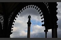 Wolken und blauer Himmel sind über der Jubiläumssäule in Stuttgart. - © Bernd Weißbrod/dpa