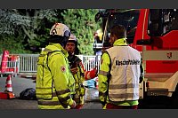 Feuerwehrleute berieten das weitere Vorgehen. - © Ralf Hettler/dpa