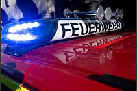 In Aschaffenburg und der Gemeinde Mainaschaff läuft ein großer Feuerwehreinsatz, nachdem bei einem Störfall in einem Betrieb eine Gaswolke freigesetzt worden ist. (Symbolbild). - © Sven Hoppe/dpa