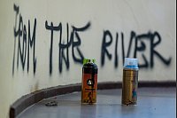 Im Treppenhaus stehen noch Farbspray-Dosen der Aktivisten. - © Soeren Stache/dpa