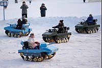 Kinder sausen in Panzer-Schneekarts durch den Longtan Park zum Mondneujahr - © Aaron Favila/AP/dpa