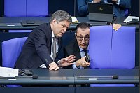 Habeck und Özdemir bei Bundestagssitzung im Reichstagsgebäude - © Kay Nietfeld/dpa