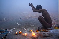 Hindu-Pilger vollzieht Ritual nach heiligem Bad am Sangam beim Maha Kumbh Mela - © Deepak Sharma/AP/dpa