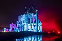 Halloween in England ganz romantisch: Die Ruine der Whitby Abbey in Yorkshire wird stimmungsvoll beleuchtet. - © Danny Lawson/PA Wire/dpa