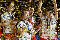 Die Volleyballerinnen vom Dresdner SC haben zum siebten Mal den DVV-Pokal gewonnen. - © Uwe Anspach/dpa