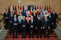 Der britische Premier Keir Starmer steht als Gastgeber des Gipfels der europäischen Staats- und Regierungschefs zum Thema Ukraine im Lancaster House. - © Justin Tallis/AFP Pool/AP/dpa