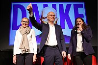 Peter Tschentscher winkt bei der Wahlparty der Hamburger SPD in der Markthalle. - © Christian Charisius/dpa