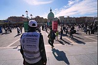 Seit heute werden für Tagestouristen in Venedig 10 Euro Eintritt fällig, Kontrolleure überprüfen die QR-Codes von Touristen. - © Antonio Calanni/AP/dpa