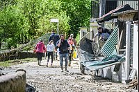 Einwohner von Lauriano in der Region Piemont räumen nach den heftigen Regenfällen auf. - © Jason Tschepljakow/dpa