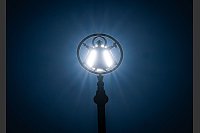 Die Sonne leuchtet hinter dem Münchner Kindl, das auf einem Mast am Odoensplatz im Herzen der bayerischen Landeshauptstadt steht. Die Figur gilt als Wahrzeichen von München. - © Peter Kneffel/dpa