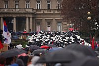 Proteste in Serbien: Demonstranten marschieren während einer Großdemonstration gegen den populistischen Präsidenten Vucic und seine Regierung in der Belgrader Innenstadt an einer Absperrung der Bereitschaftspolizei vorbei. - © Armin Durgut/AP/dpa