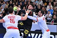 Handball: EM-Qualifikation, Deutschland - Österreich, 2. Qualifikationsrunde, Gruppe 7, 4. Spieltag, ZAG-Arena. Deutschlands Marko Grgic (M) spielt gegen Österreichs Lukas Herburger (l) und Österreichs Janko Bozovic. - © Swen Pförtner/dpa