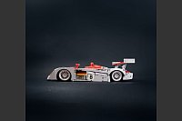 Schnelle Steinchen: Um diesen offiziell lizenzierten klassischen Audi Le-Mans-Rennwagen so präsentieren zu können, müssen Bastler zunächst rund 150 Euro ausgeben und hernach 2.426 Steinchen von Bluebrixx zusammenfügen. - © BlueBrixx/dpa-tmn