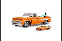 Doppelpack: Klemmbausteinsatz von Die-Cast-Modellautolegende Mattel - so begleitet auch ein Hot Wheels-Auto aus Metall diesen Bausatz (858 Teile) eines Chevy Pick-Ups für rund 50 Euro. - © Mattel Brick Shop™ Hot Wheels™/dpa-tmn