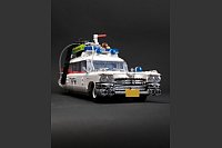 Gespensterjagd möglich: Für den Bausatz eines amerikanischen Krankenwagens von 1959 (2.342 Teile) bietet Bluebrixx ein Zusatzset an (885 Teile) - kostet zusammen rund 130 Euro. - © BlueBrixx/dpa-tmn