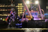 Ein Kran hebt das Wrack eines in den Hudson River gestürzten Hubschraubers an in Jersey City, New Jersey. - © Seth Wenig/AP/dpa