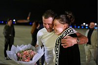 Wieder vereint sind Xenia Karelina und ihr Verlobter, der Profiboxer Chris van Heerden, auf der Joint Base Andrews, Maryland. Karelina kam im Rahmen eines Gefangenenaustauschs von USA und Russland frei. - © Alex Brandon/AP/dpa