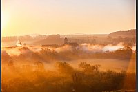 Im Morgennebel liegt die Kirche St. Gallus in Riedlingen-Zell. - © Thomas Warnack/dpa
