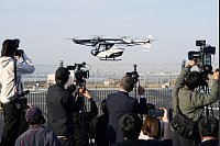 Zukunft des Personenverkehrs? Ein fliegendes Auto, das von dem japanischen Start-up-Unternehmen SkyDrive Inc. entwickelt wurde, auf dem Gelände der Weltausstellung Expo2025 - © -/kyodo/dpa