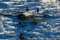 Dieses von der US-Küstenwache zur Verfügung gestellte Foto zeigt ein kleines Flugzeug, das im Westen Alaskas auf einem Flug in Richtung der Drehkreuzgemeinde Nome abgestürzt ist. - © Uncredited/U.S. Coast Guard/AP/dpa