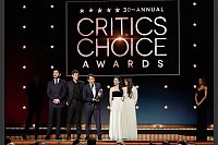 Vache Tovmasyan (l-r), Alex Coco, Sean Baker, Mickey Madison und Samantha Quan nehmen den Preis für den besten Film für "Anora" während der 30. Critics Choice Awards im Barker Hangar entgegen. - © Chris Pizzello/Invision/AP/dpa