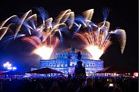 Ein Feuerwerk erhellt während des Dresdner Semperopernballs über der Semperoper auf dem Theaterplatz den Nachthimmel. - © Sebastian Kahnert/dpa