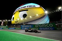 Formel 1 in Las Vegas: Der deutsche Haas-Pilot Nico Hülkenberg fährt über die Rennstrecke. - © Rick Scuteri/AP/dpa