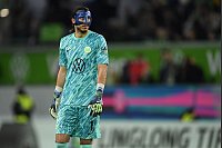 Der Mann mit der Maske: Wolfsburgs Torwart Kamil Grabara steht beim Bundesligaspiel gegen Union Berlin auf dem Feld. - © Swen Pförtner/dpa