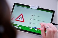 Der Fragenkatalog für die Führerscheinprüfung soll abgespeckt werden. (Archivbild) - © Sebastian Gollnow/dpa