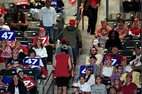 Wieder etwas zum Abstreiten - Zuhörer verlassen die Halle, während der republikanische US-Präsidentschaftskandidat und ehemalige US-Präsident Donald Trump bei einer Wahlkampfveranstaltung im McCamish Pavilion in Atlanta, Georgia, noch spricht. - © Mike Stewart/AP/dpa