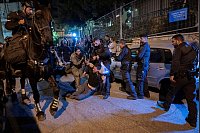Berittene Polizei treibt Menschen auseinander, die in Jerusalem gegen die Regierung von Premierminister Benjamin Netanjahu protestieren - © Ohad Zwigenberg/AP/dpa