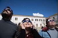 Beobachter der partiellen Sonnenfinsternis auf Mallorca. - © Clara Margais/dpa