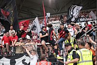 Jubel bei Arthur Theate (M) und den Fans - die Mannschaft zieht in die Champions League ein - © Philipp von Ditfurth/dpa