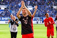 Münchens Thomas Müller verabschiedet sich nach dem Spiel von den Fans mit einem Sieg seiner Mannschaft. - © Tom Weller/dpa