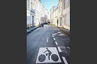 Markierungen weisen den Weg - wie hier in La Rochelle. - © Deike Uhtenwoldt/dpa-tmn