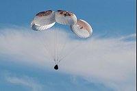 Auf diesem von der NASA zur Verfügung gestellten Bild schwebt die SpaceX-Kapsel «Crew Dragon» über dem Golf von Mexiko. - © Keegan Barber/NASA/AP/dpa