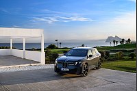 Moderne Autozeiten: Damit auch der iX3 Bestandteil solcher schicken Ansichten werden kann, sind rund 70.000 Euro vonnöten. - © Uwe Fischer/BMW AG/dpa-tmn