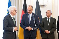 Merz lernte die Mitglieder der Landesregierung kennen. - © Marijan Murat/dpa