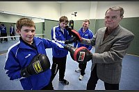Der Chef beim Schlagtest: TBV-Vorsitzender Helmut Meyer (rechts), dem die Boxabteilung sehr am Herzen liegt, schlüpfte in die Pratzen um die Kräfte von (von links) Emanuel Hermann und seinem Bruder Andreas zu testen. Im Hintergrund freut sich Trainer Sergej Golke. - © Foto: Jörg Hagemann