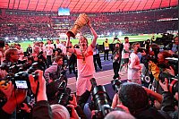 Stuttgarts Nick Woltemade jubelt mit dem Pokal. - © Bernd Weißbrod/dpa