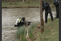 Während der großangelegten Suche kamen auch Taucher zum Einsatz. (Archivbild) - © Thomas Frey/dpa