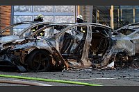 Ausgebrannte Teslas stehen vor einem Tesla-Autohaus im Landkreis Verden in Niedersachsen. Die Ursache des Feuers, bei dem mehrere Fahrzeuge zerstört wurden, war zunächst unklar. - © Jörn Hüneke/dpa