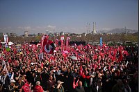 Anhänger skandieren Slogans und schwenken türkische und CHP-Parteifahnen während einer Kundgebung gegen die Verhaftung des Istanbuler Bürgermeisters Imamoglu in Istanbul. - © Francisco Seco/AP/dpa