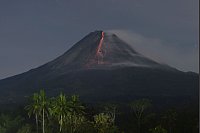 Lava strömt die Berghänge hinab am Mount Merapi. - © Dasril Roszandi/ZUMA Press Wire/dpa