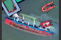 Ein Luftbild einer Drohne zeigt gekenterte Boote in Qianxi City in der südwestchinesischen Provinz Guizhou. Mehrere Menschen starben am Sonntagnachmittag beim Kentern eines Bootes in einem Fluss in der Stadt Qianxi in der südwestchinesischen Provinz Guizhou. - © Liu Xu/XinHua/dpa